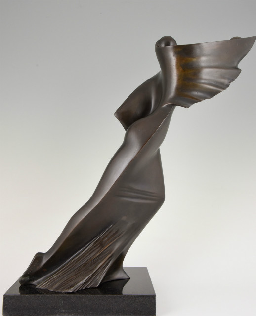 Modern bronzen beeld vrouw