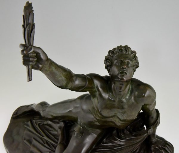 Le soldat de Marathon, sculpture en bronze homme avec branche de laurier