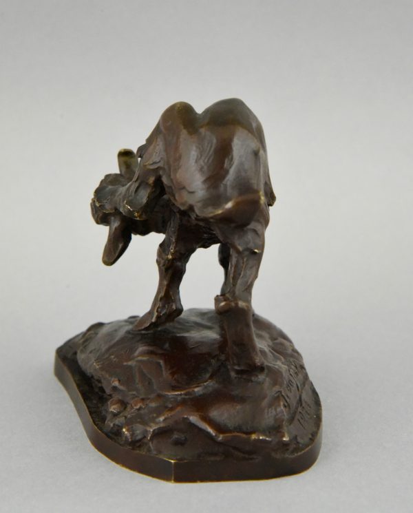 Sculpture en bronze d’un chevreau