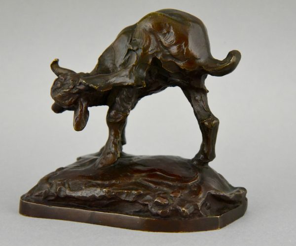 Sculpture en bronze d’un chevreau