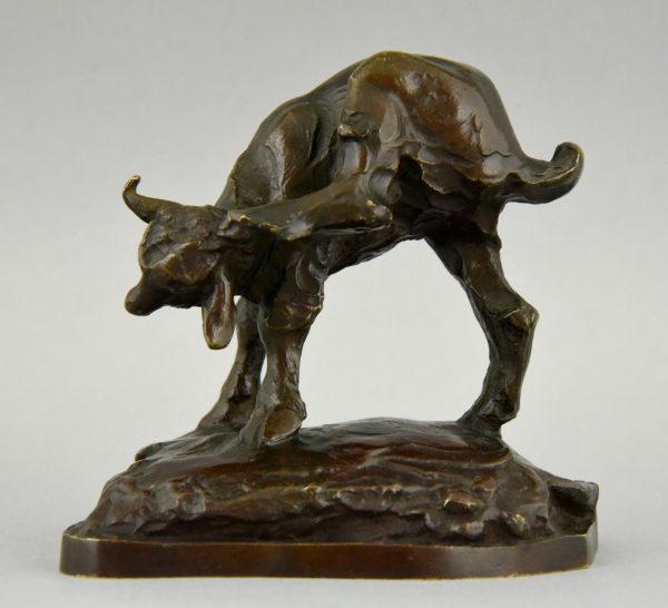 Sculpture en bronze d’un chevreau