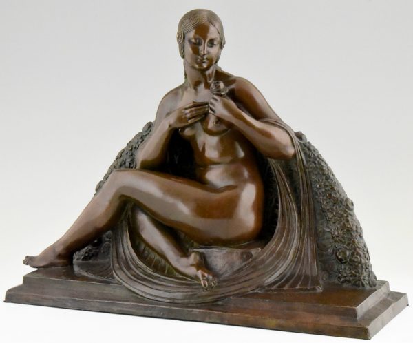 Bronze sculpture Art Deco femme nue avec rose