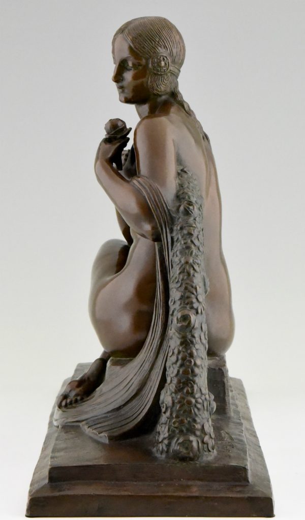 Bronze sculpture Art Deco femme nue avec rose
