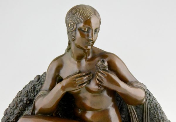 Art Deco bronzen beeld vrouwelijk naakt met roos