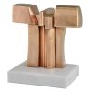 Abstract bronzen beeld op marmeren sokkel.