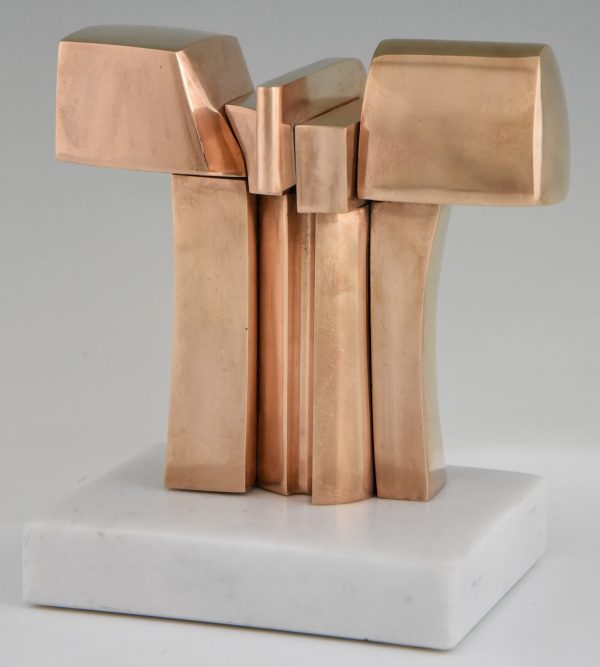 Abstract bronzen beeld op marmeren sokkel.