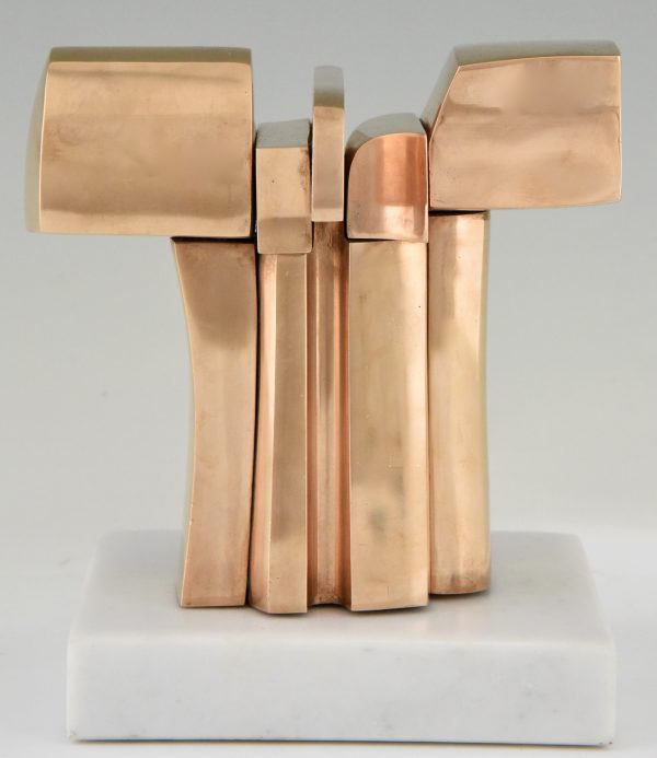 Abstract bronzen beeld op marmeren sokkel.