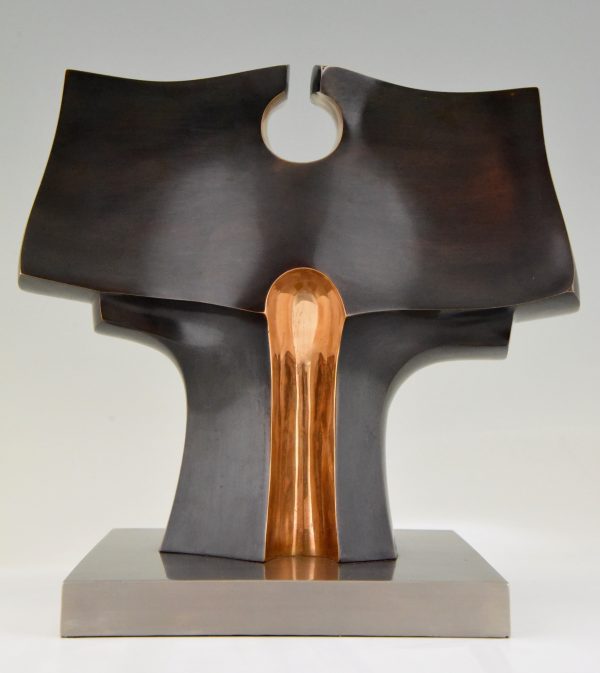 Modern abstract bronzen beeld