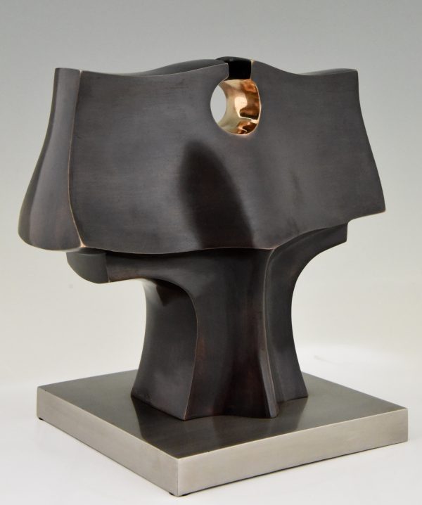 Modern abstract bronzen beeld