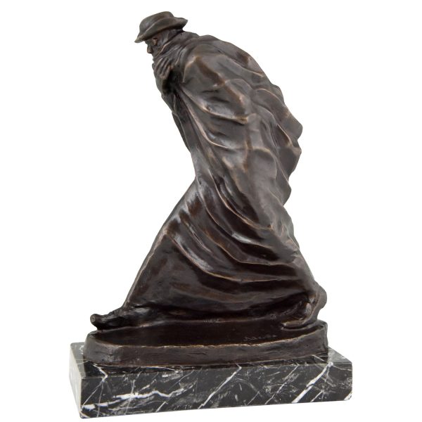 Pelgrim bronzen sculptuur man met lange mantel en hoed