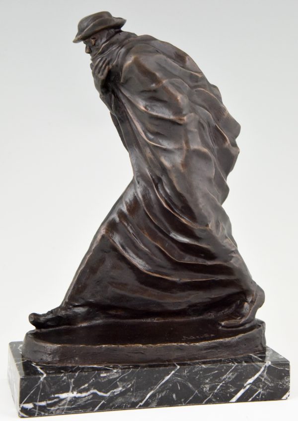 Pèlerin, sculpture bronze homme à long manteau et chapeau