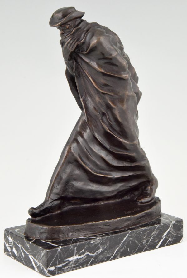 Pèlerin, sculpture bronze homme à long manteau et chapeau