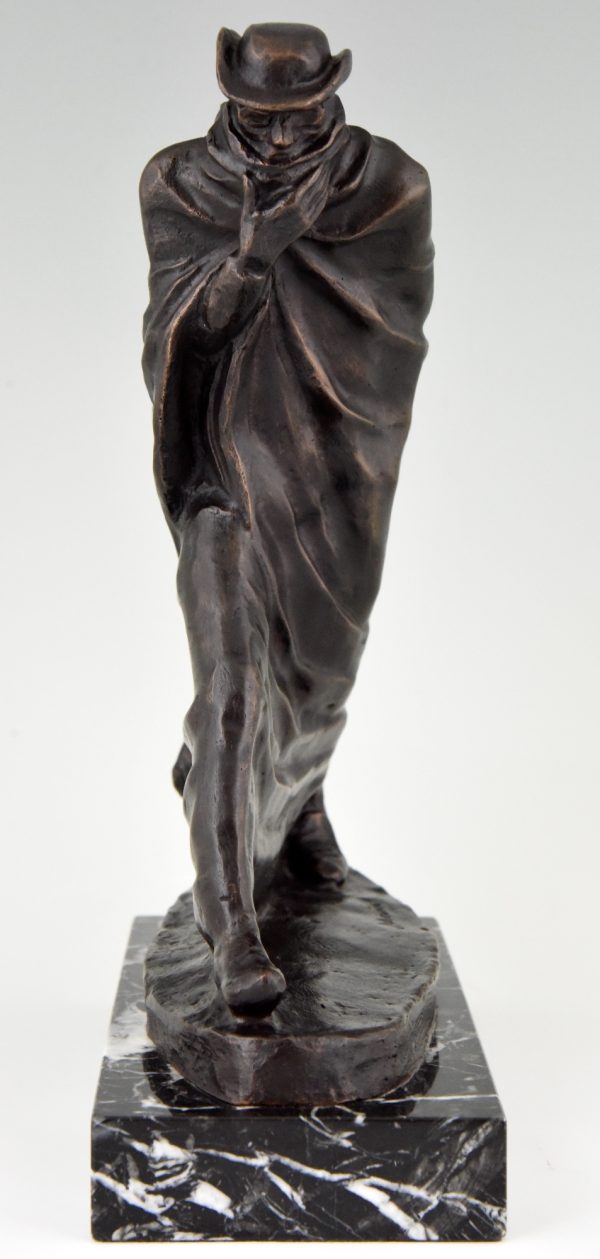 Pèlerin, sculpture bronze homme à long manteau et chapeau