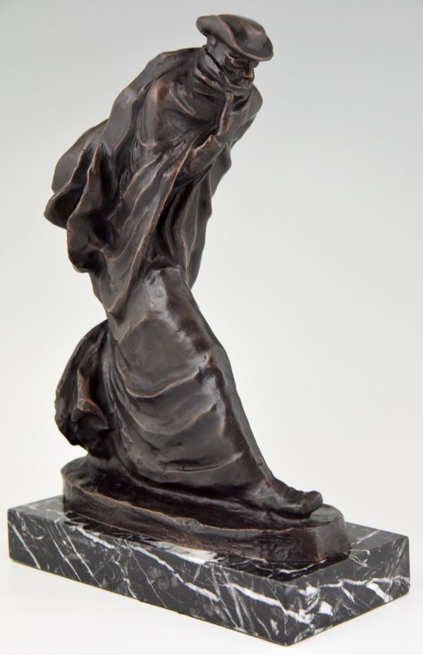 Pèlerin, sculpture bronze homme à long manteau et chapeau