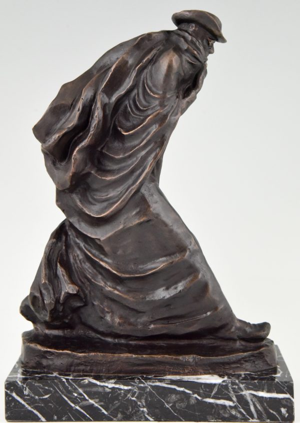 Pelgrim bronzen sculptuur man met lange mantel en hoed