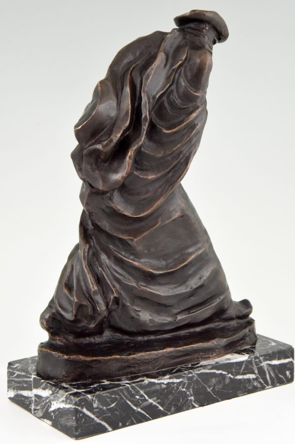 Pèlerin, sculpture bronze homme à long manteau et chapeau