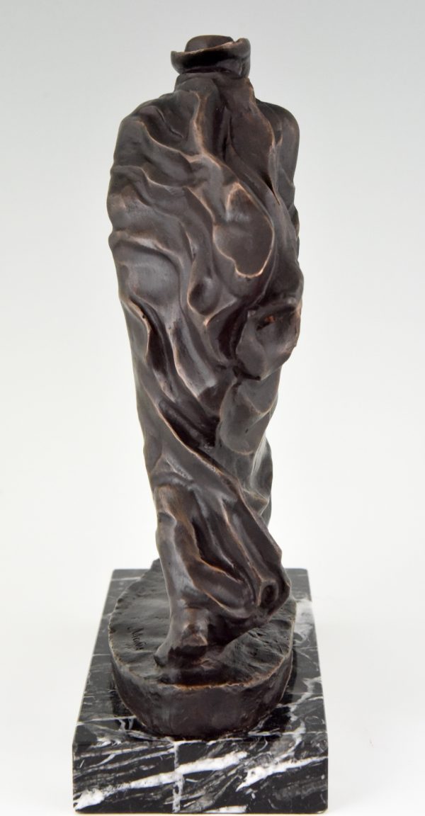 Pelgrim bronzen sculptuur man met lange mantel en hoed