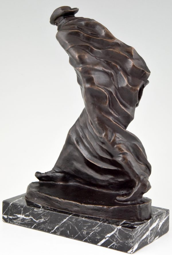 Pelgrim bronzen sculptuur man met lange mantel en hoed