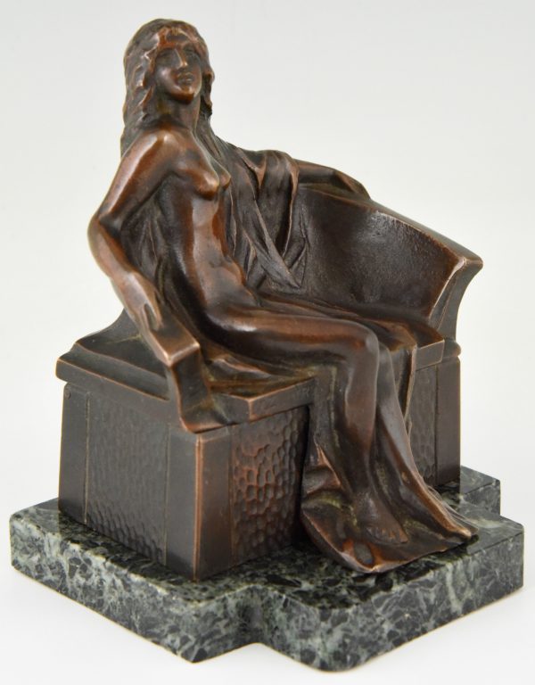 Art Nouveau bronzen doos sculptuur naakte vrouw op bank