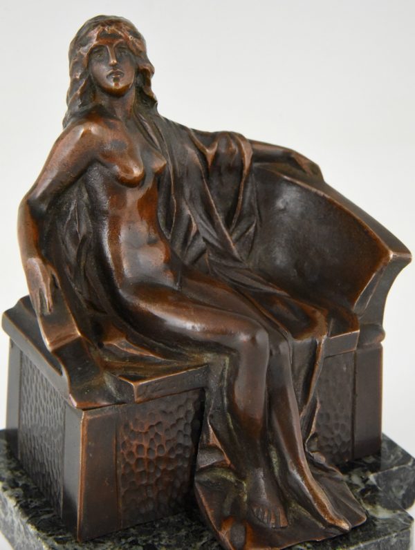 Art Nouveau bronzen doos sculptuur naakte vrouw op bank