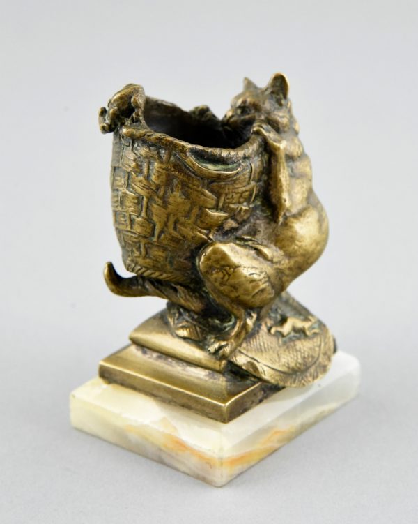 Antieke bronze tandenstoker houder met kat en muizen.