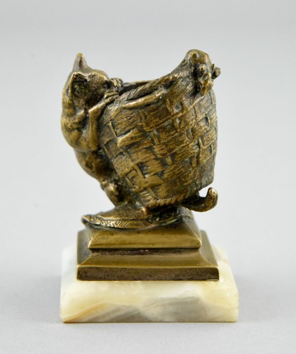 Vase, panier en bronze avec chat et souris