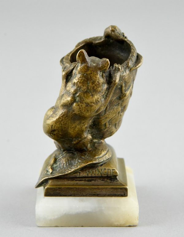 Antieke bronze tandenstoker houder met kat en muizen.
