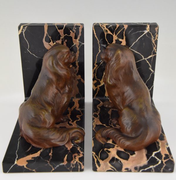 Art Deco bronzen boekensteunen met King Charles spaniel honden