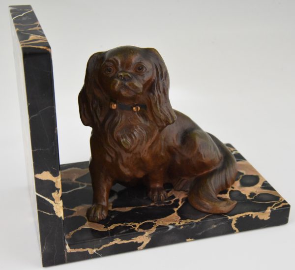 Art Deco bronzen boekensteunen met King Charles spaniel honden