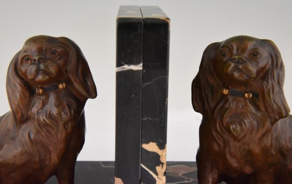 Art Deco bronzen boekensteunen met King Charles spaniel honden