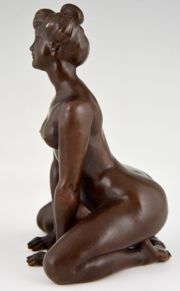 Sculpture en bronze Art Nouveau erotique nue agenouillée