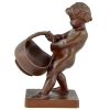 Sculpture en bronze garçon avec panier