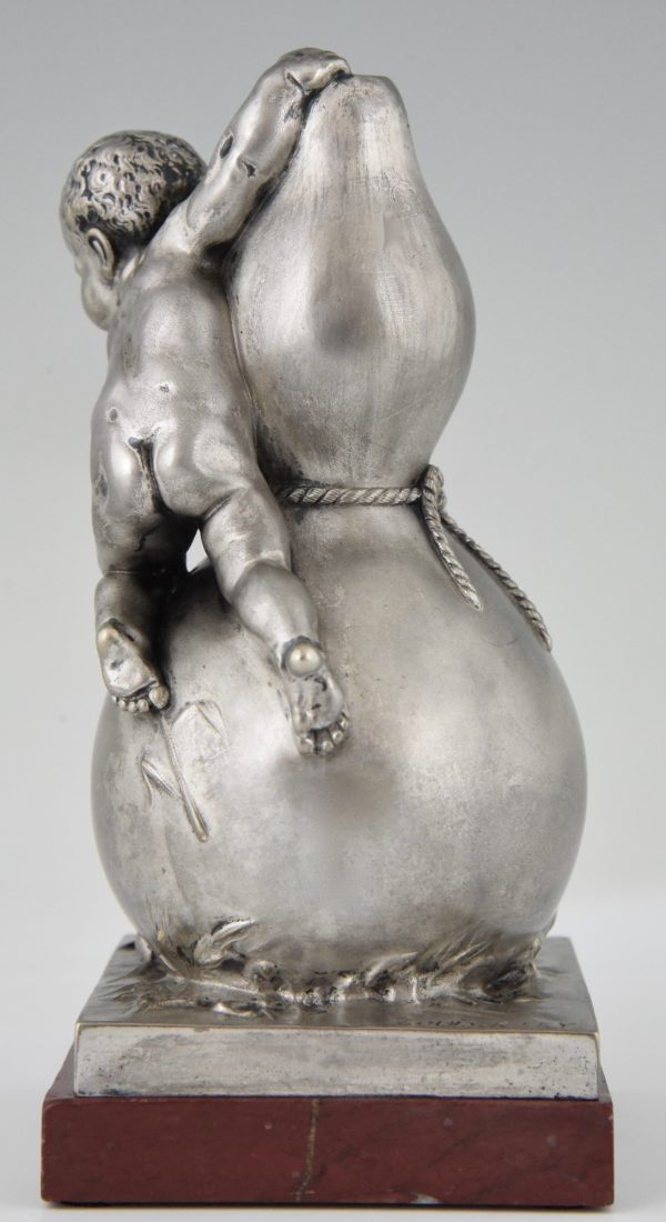 Bronzen beeld vaas met jongentje en muizen.