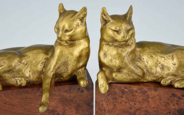 Buchstützen in Bronze mit Katzen