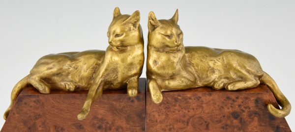 Buchstützen in Bronze mit Katzen