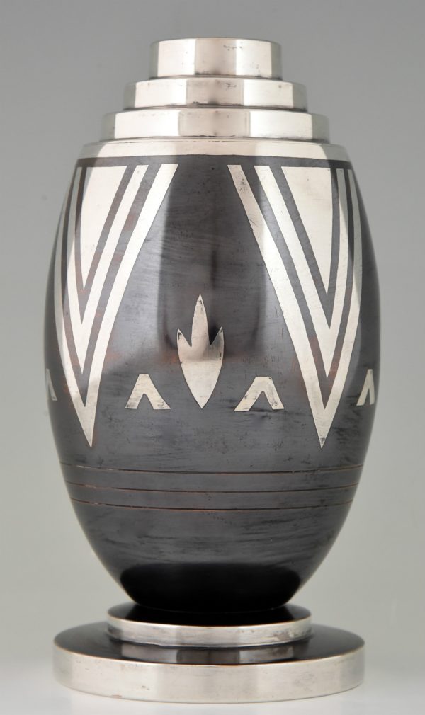 Art Deco Vase Dinanderie mit geometrische Motive.