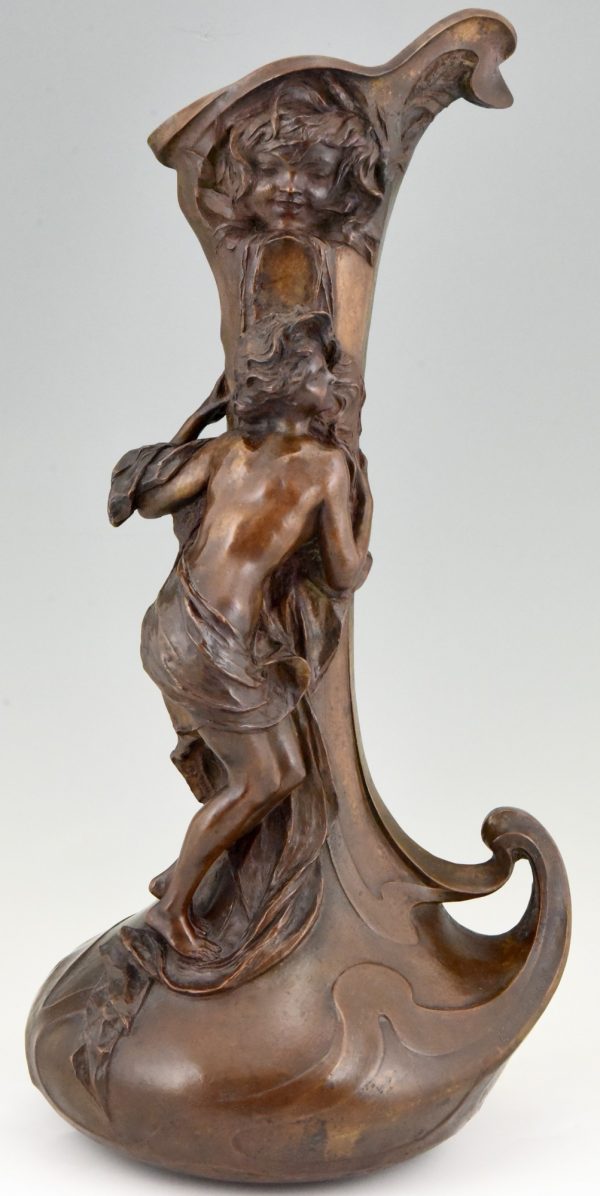 Bronzen Art Nouveau vaas vrouw aan een fontein 72 cm.