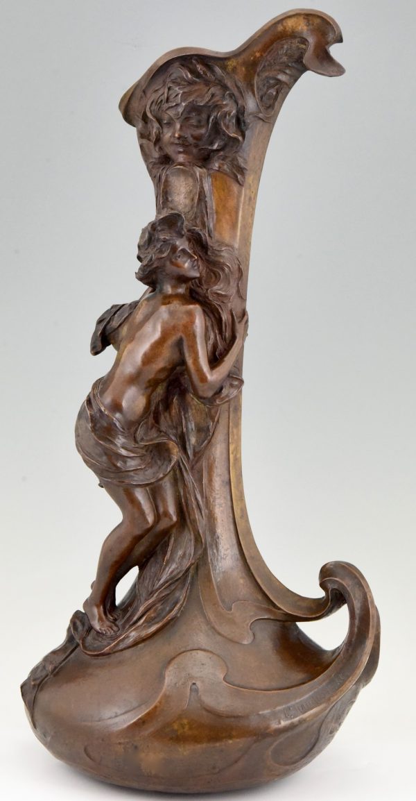 Bronzen Art Nouveau vaas vrouw aan een fontein 72 cm.