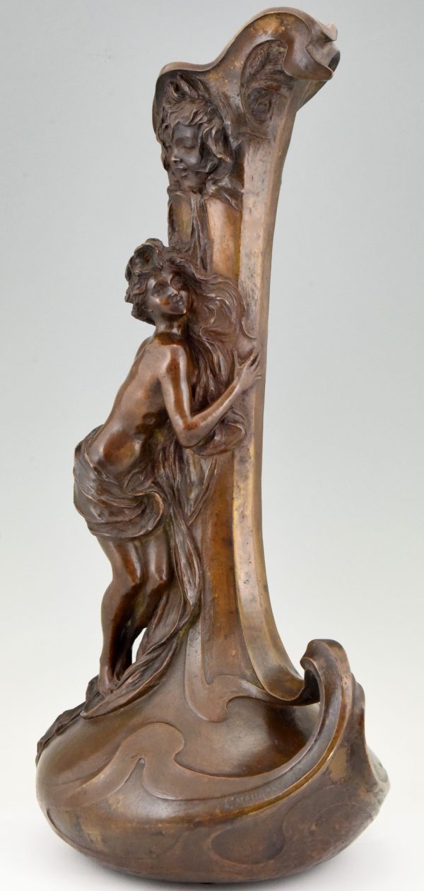 Bronzen Art Nouveau vaas vrouw aan een fontein 72 cm.