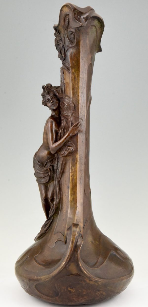 Vase Art Nouveau en bronze femme à la fontaine 72 cm.