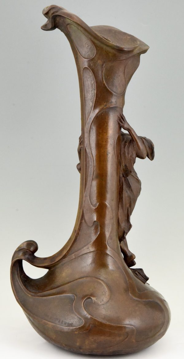 Bronzen Art Nouveau vaas vrouw aan een fontein 72 cm.