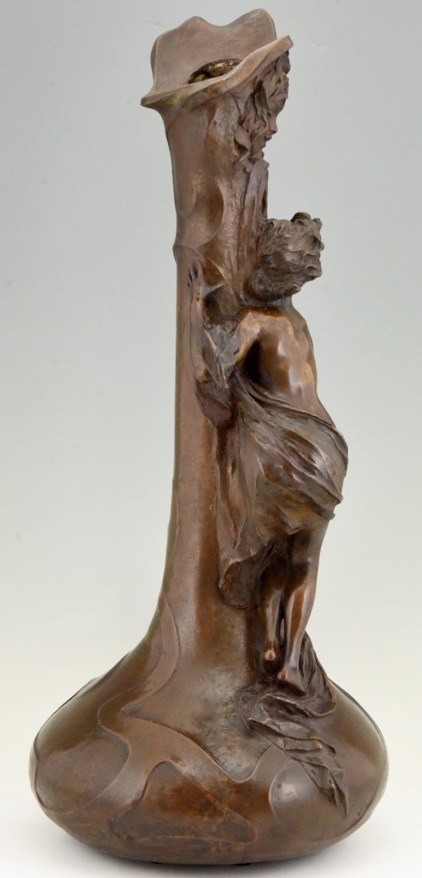 Vase Art Nouveau en bronze femme à la fontaine 72 cm.