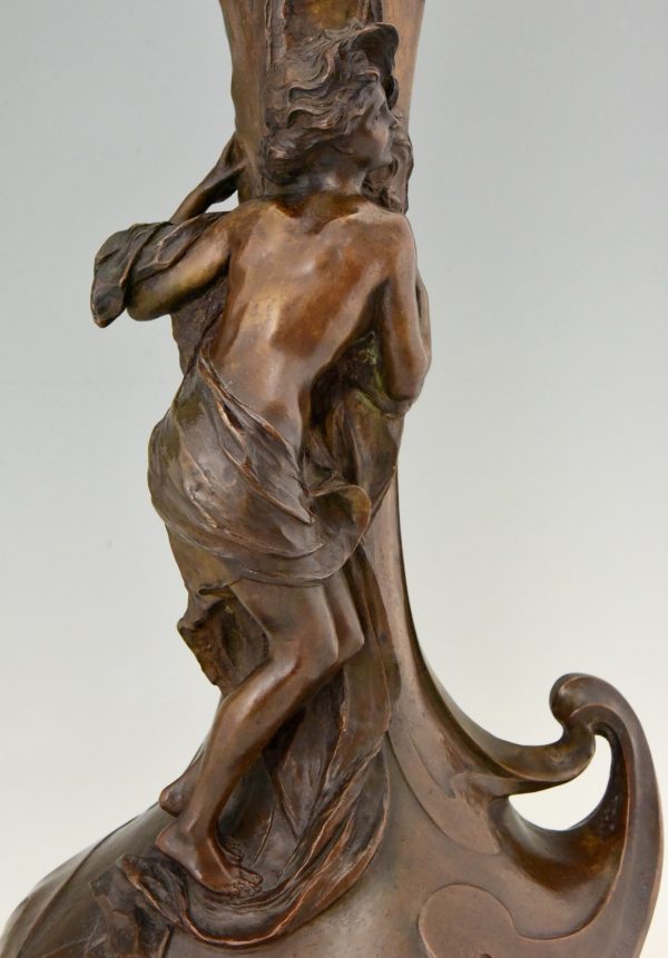 Bronzen Art Nouveau vaas vrouw aan een fontein 72 cm.