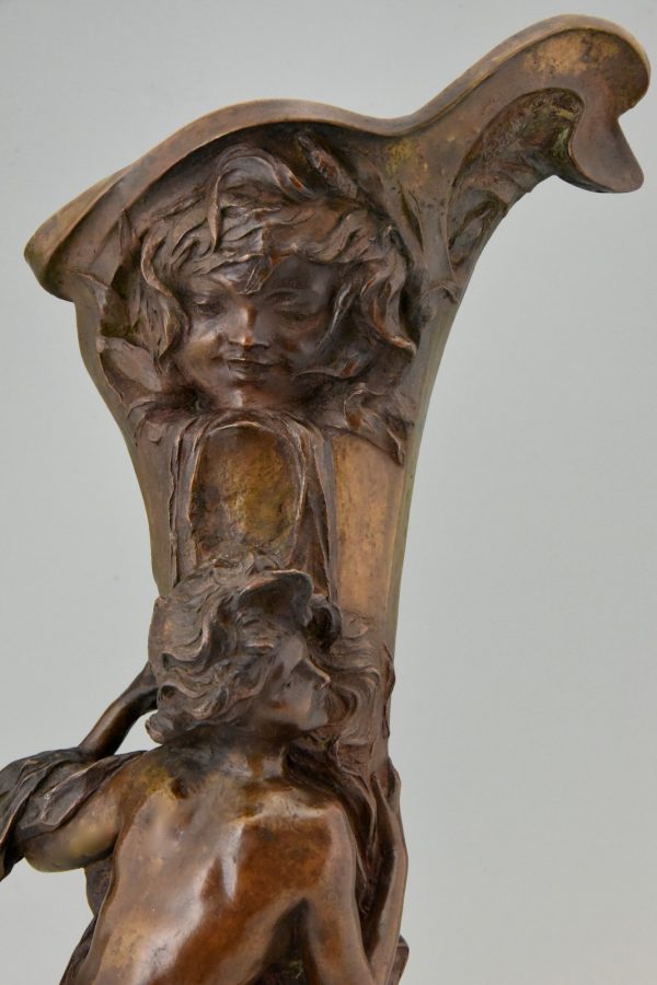 Bronzen Art Nouveau vaas vrouw aan een fontein 72 cm.