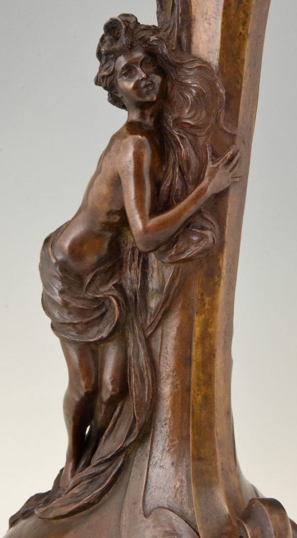 Bronzen Art Nouveau vaas vrouw aan een fontein 72 cm.