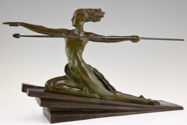 Amazone, Art Deco sculpture bronze femme nue à la lance.