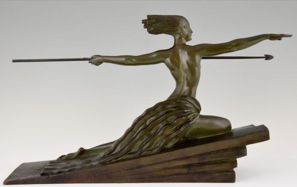 Amazone, Art Deco sculpture bronze femme nue à la lance.