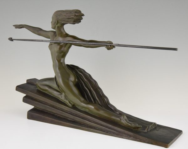 Amazone, Art Deco sculpture bronze femme nue à la lance.