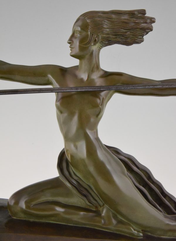 Amazone, Art Deco bronzen beeld naakte vrouw met speer.