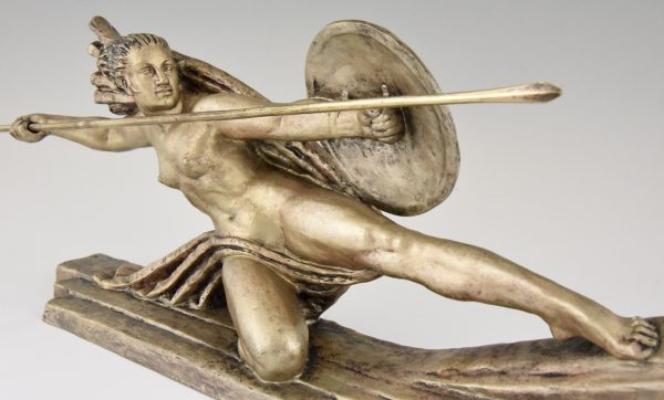 Amazone Art Deco sculpture en bronze femme à la lance
